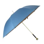 Parapluie luxe bleu, tige dorée, poignée strass noire élégante. Accessoire chic pour pluie et style raffiné.