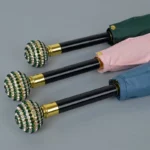 Parapluies luxe avec poignées strass élégantes, design unique, parfaits pour briller sous la pluie. Accessoire haut de gamme.