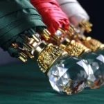 Parapluies luxe avec poignée ronde en métal doré et cristal, tissus vert, rouge et blanc, design raffiné parfait pour l’élégance.