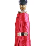 Parapluie rouge luxe avec poignée dorée et pommeau cristal, élégant et raffiné, design unique idéal pour toutes les collections.