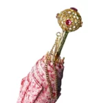 Parapluie luxe fleuri avec poignée dorée incrustée de pierres précieuses et tissu floral rose élégant, idéal pour un style chic.