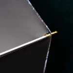 Parapluie de luxe rétro avec jonction dorée, écran noir chic et finitions précises, alliant élégance et fonctionnalité.