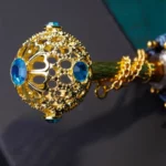 Parapluie luxe rétro avec manche doré et cristaux bleus, design élégant et raffiné de la collection [Collection].