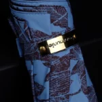 Parapluie luxe rétro bleu et marron, élégant avec étiquette dorée logo, accessoire chic et intemporel de la collection [Collection].