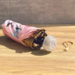 Parapluie luxe rose plié avec motif floral et bijou scintillant, élégant accessoire de la collection [Collection].