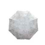 Parapluie mariage brodé élégant avec motif floral, idéal pour un style raffiné et une protection contre la pluie lors de votre grand jour.