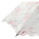 Parapluie mariage brodé transparent avec motifs floraux roses, idéal pour un look chic et romantique, parfait pour célébrer votre union.