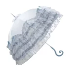 Parapluie mariage chic avec volants en dentelle blanche et bleue, alliant élégance et protection contre la pluie.