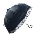 Parapluie mariage chic noir avec volants et motif floral, idéal pour des cérémonies élégantes et une protection raffinée contre la pluie.