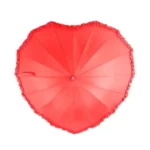 Parapluie mariage cœur rouge, bord frangé, design élégant vu de dessus. Accessoire romantique pour événements et mariages.