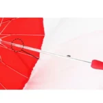 Parapluie mariage cœur rouge, robuste et fonctionnel, avec un zoom sur le mécanisme de déploiement et son élégant design.