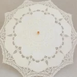 Parapluie de mariage en dentelle blanche, élégant et raffiné, parfait pour sublimer votre look lors de cérémonies ou photos romantiques.