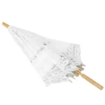 Parapluie mariage en dentelle blanche élégante avec poignée en bois, accessoire chic pour mariées et occasions spéciales.