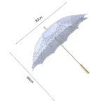 Parapluie mariage en dentelle blanche, armature bois, 82cm diamètre, 68cm hauteur, chic et pratique contre pluie et soleil.