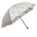 Parapluie mariage semi-automatique, motif floral délicat, bordure en dentelle, coloris crème, élégant et fonctionnel.