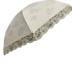Parapluie mariage semi-automatique en velours crème avec bord dentelle florale, accessoire élégant et chic pour cérémonie.