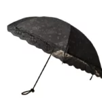 Parapluie mariage semi-automatique noir avec dentelle élégante, parfait pour un look chic et une protection contre la pluie.