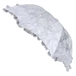 Parapluie mariage vintage en dentelle blanche avec bordures décoratives, accessoire élégant et stylé pour une touche romantique.