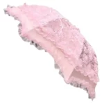 Parapluie mariage vintage en dentelle rose avec motifs floraux, alliant élégance romantique et protection raffinée contre la pluie.