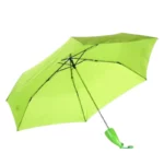 Parapluie original banane vert vif ouvert, design unique et poignée ergonomique, parfait pour rester au sec avec style.