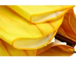 Parapluie fleur original jaune avec détails précis des coutures et tissu texturé, parfait pour un look élégant et unique.