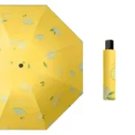 Parapluie pliant jaune avec motifs citrons et feuilles, pratique et stylé, vendu avec son étui assorti pour un transport facile.