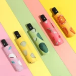 Parapluies fruités originaux avec motifs citrons, pastèques et oranges sur fond pastel coloré, parfaits pour une touche estivale.