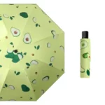Parapluie original motif avocat jaune pâle, illustrations d'avocats et feuilles, avec housse assortie élégante et pratique.