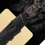 Parapluie tête de mort, design original avec manche crâne et détails raffinés, style unique sur fond sombre avec volutes de fumée.