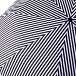 Parapluie original rayé noir et blanc, design chic et pratique, idéal pour se protéger de la pluie avec style et élégance.