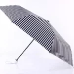 Parapluie rayé noir et blanc original, accessoire tendance de la collection [Collection], parfait pour affronter la pluie avec élégance.