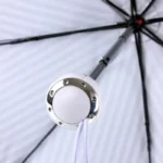 Parapluie rayé original, design élégant et mécanisme robuste, parfait pour un style unique et une protection optimale.