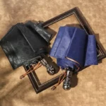 Parapluie original tête de mort, design unique, disponible en noir et bleu, avec poignées élégantes et détails raffinés.