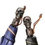 Parapluies originaux avec poignée tête de mort, design unique en bleu et noir, mettant en avant la collection Paraluieo.