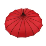 Parapluie vintage rouge avec détails noirs et design étoilé, élégant et unique pour un look rétro-chic sous la pluie.