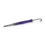 Parapluie vintage violet avec poignée courbée, design élégant et rétro, parfait pour affronter la pluie avec style et originalité.