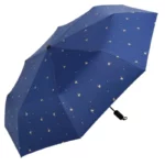 Parapluie pliable bleu avec motif doré, élégant et compact, parfait pour une protection chic contre la pluie et facile à transporter