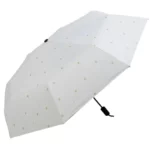 Parapluie pliable élégant blanc avec motifs dorés, pratique et stylé, parfait pour se protéger de la pluie avec classe.