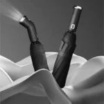 Parapluies pliants noirs élégants avec lumière LED, design moderne et pratique, parfaits pour affronter la pluie avec style.