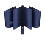 Parapluie pliant bleu marine avec plis élégants, structure compacte et lumière LED intégrée pour une visibilité optimale.