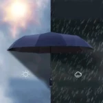 Parapluie pliant bleu avec lumière LED, parfait pour la pluie ou le soleil, alliant style et protection dans toutes les conditions.