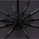 Parapluie pliant noir avec lumière LED, robuste et flexible, idéal par tous les temps. Structure résistante et pratique.