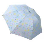 Parapluie pliant fleuri bleu clair avec motifs floraux roses et jaunes, élégant et pratique, parfait pour affronter la pluie.