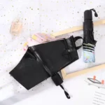 Parapluie pliant fleuri élégant, accessoire pratique et stylé, parfait pour la pluie, présenté avec des éléments décoratifs.