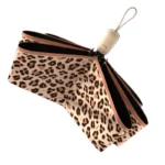 Parapluie pliant coloré avec motif léopard, compact et élégant, parfait pour allier style et protection contre la pluie.