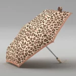 Parapluie pliant coloré à motif léopard, léger et élégant, parfait pour allier protection contre la pluie et style tendance.