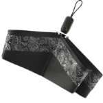 Parapluie pliant coloré avec motifs élégants, compact et pratique, parfait pour les journées de pluie, design tendance et original.