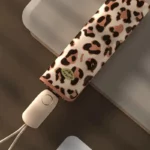 Parapluie pliant coloré avec motif léopard, design élégant et unique, idéal pour allier style et praticité par tous les temps.