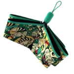 Parapluie pliant coloré avec motifs abstraits, formes artistiques et tons vibrants, parfait pour un style unique sous la pluie.