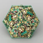 Parapluie pliant coloré avec motifs artistiques de poissons et oiseaux sur fond vert, design vibrant pour un style unique.